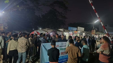 ৪৭তম বিসিএসের অবাস্তবিক সময়সূচি নির্ধারণের প্রতিবাদে বাকৃবিতে রেল অবরোধ