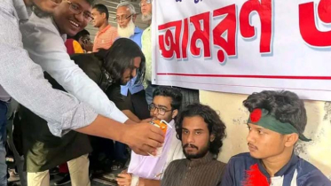 উপাচার্যের আশ্বাসে অনশন ভাঙলেন রাবির শিক্ষার্থীরা