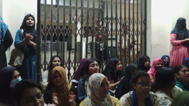 রাবিতে শিক্ষককে হেনস্তার অভিযোগ, প্রশাসন ভবনে তালা দিয়ে বিক্ষোভ
