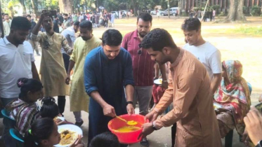 ছাত্রদলের উদ্যোগে পেটপুরে খেলো পথশিশুরা