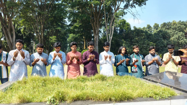 শহীদ শামসুজ্জোহার কবর জিয়ারত করল রাকসুর নবনির্বাচিত প্রতিনিধিরা