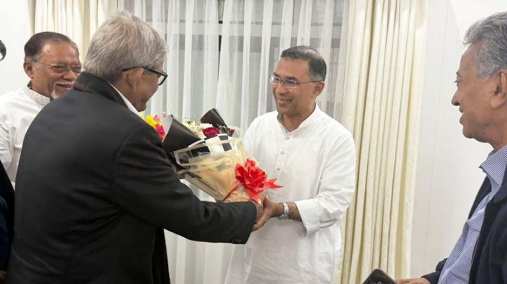 তারেক রহমানকে মির্জা ফখরুলের ফুলেল শুভেচ্ছা