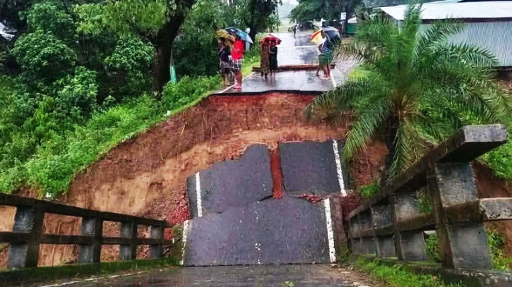 ধসে পড়েছে সেতু, বন্ধ বান্দরবান-রাঙ্গামাটি সড়ক