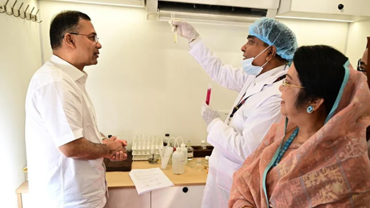 নিরাপদ খাদ্য পরীক্ষার ভ্রাম্যমাণ ল্যাব পরিদর্শন করলেন প্রধানমন্ত্রী